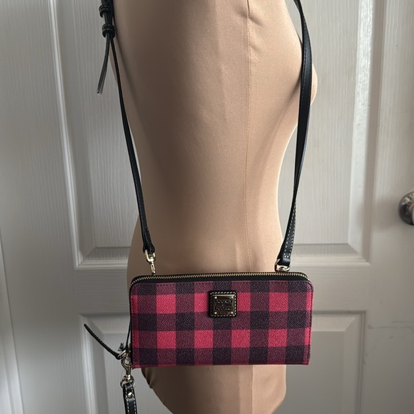 Dooney & Bourke Crossbody Wallet Tucker Lge Zip Around Wristlet Plaid Black Red - Picture 6 of 15
